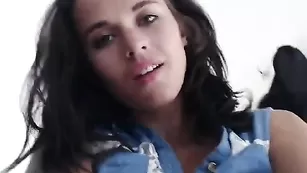 Красотка с тату Vicalouqua74 мастурбирует вагину