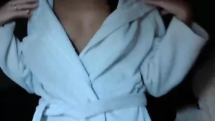 Порочная стерва Coolvink показывает грудь