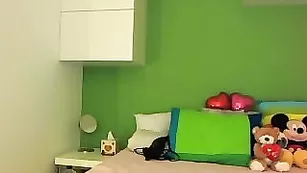 Строптивая брюнетка EvaK мастурбирует секс игрушками