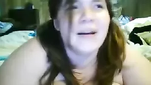 Молодая толстушка Anorei сует руку в половые губки