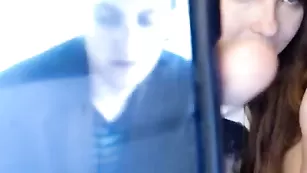 Восхитительная малая Nobodyeven показывает сисечки