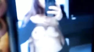 Восхитительная малая Nobodyeven показывает сисечки