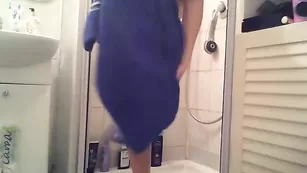 Аппетитная леди 69nastolatka моется в душе