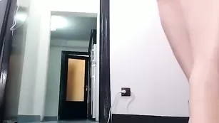 Пышная стерва hornycougar грациозно двигается на высоких каблуках