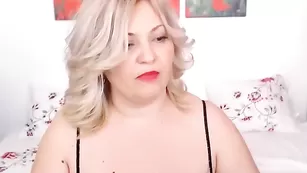 Пышная стерва hornycougar грациозно двигается на высоких каблуках