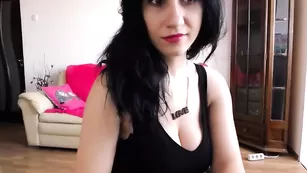 Черноволосая пассия Extremedesires раздевается на камеру