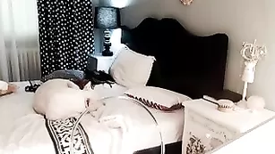 Симпатичная шваль LanaIvans мастурбирует пизду