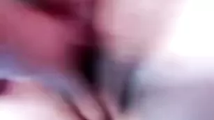 Смазливая детка Raphaellax дрочит киску секс игрушкой