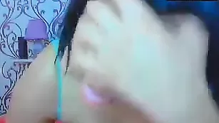 Пикантная бабенка FoxyKitten трахает половые губки