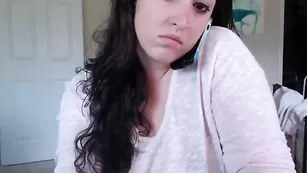 Симпатичная девушка Nakedkensie ласкает большие сиськи