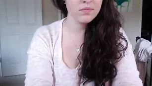 Симпатичная девушка Nakedkensie ласкает большие сиськи