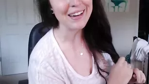 Симпатичная девушка Nakedkensie ласкает большие сиськи