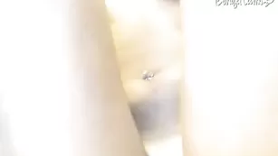 Esstelle играет с киской и кончает