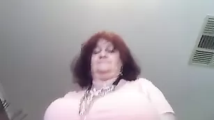 Толстая сука Ninahartleyy занимается онанизмом на старости лет