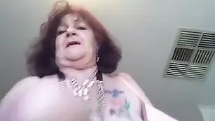 Толстая сука Ninahartleyy занимается онанизмом на старости лет