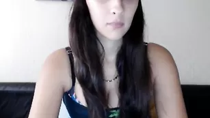 Грудастая потаскушка Arielwaters трахает пилотку фаллосом