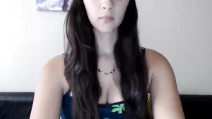 Грудастая потаскушка Arielwaters трахает пилотку фаллосом