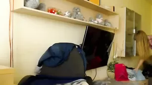 Роскошная шмара Sara242 ласкает бритые отверстия