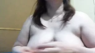 Sexolgunia мало одного, мало двух. Она принимается вводить себе в пизду чуть ли не всю руку