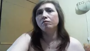 Sexolgunia мало одного, мало двух. Она принимается вводить себе в пизду чуть ли не всю руку