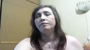 Sexolgunia мало одного, мало двух. Она принимается вводить себе в пизду чуть ли не всю руку
