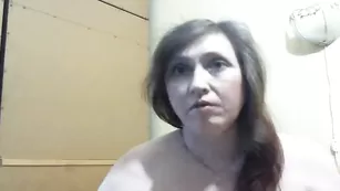 Sexolgunia мало одного, мало двух. Она принимается вводить себе в пизду чуть ли не всю руку