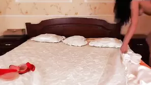 Брюнетка Sexyhot красной игрушкой трахает свою попу