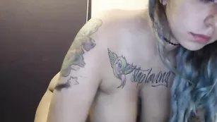 Похотливая шлюшка Tattoo_ninja_kitty наминает большие сиськи