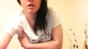 Черноволосая сука sloneczko098 показывает маленькие сиси