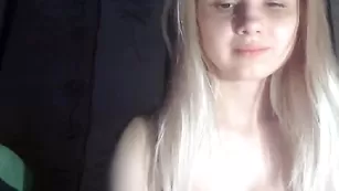 Белокурая чертовка Balerinka показывает маленькие сиськи