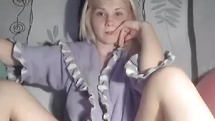 Белокурая чертовка Balerinka показывает маленькие сиськи