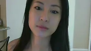 Импозантная бикса KatiKorean показывает груди