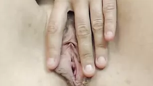 Пылкая брюнеточка Sensualmyra дрочит пизду самотыком