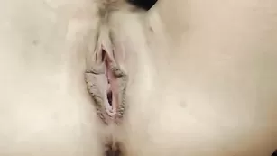 Пылкая брюнеточка Sensualmyra дрочит пизду самотыком