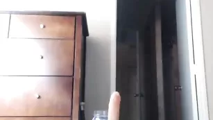 Очаровательная брюнетка Brighteyes024 дрочит вагину