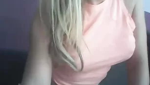 Блаженная краля sexy-Viki ласкает большие сиськи