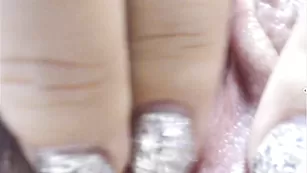 Девственница ypokucekca ублажает киску своими пальчиками