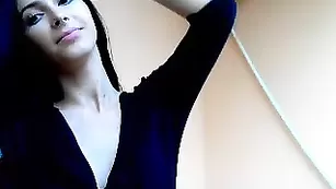Зачетная потаскушка Kinn23 трахает вагину самотыком