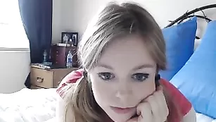 Смазливая малышка Sunflower_Grl показывает большие сиськи