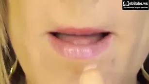 Развратная LindAholic21 играет со своими дырочками