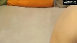 Развратная LindAholic21 играет со своими дырочками