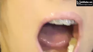 Развратная LindAholic21 играет со своими дырочками