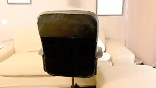 Пылкая секретарша Busty_Mia вертит упругой попой