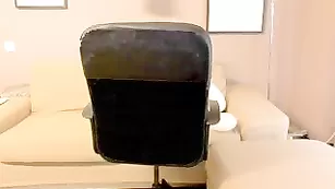 Пылкая секретарша Busty_Mia вертит упругой попой