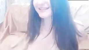 Русская студентка BattyLee смачно мастурбирует пизду