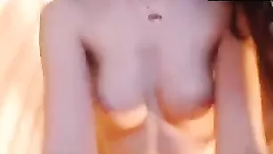 Изысканная куколка Ariel Undine показывает сисечки