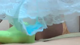 Шальная брюнетка Swettygirl25 мастурбирует бритую пизду