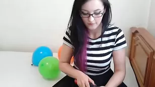 Жаркая брюнеточка Swettygirl25 трахает пизду фаллосом