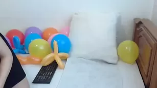 Жаркая брюнеточка Swettygirl25 трахает пизду фаллосом