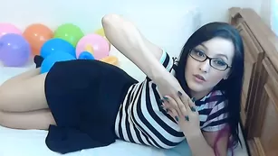 Жаркая брюнеточка Swettygirl25 трахает пизду фаллосом